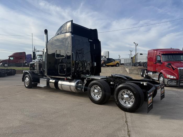 2022 Peterbilt 389-26