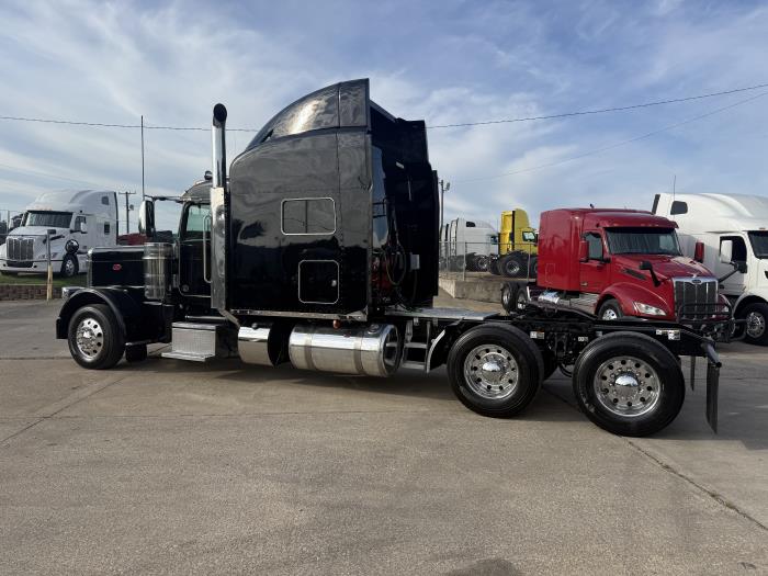 2022 Peterbilt 389-28