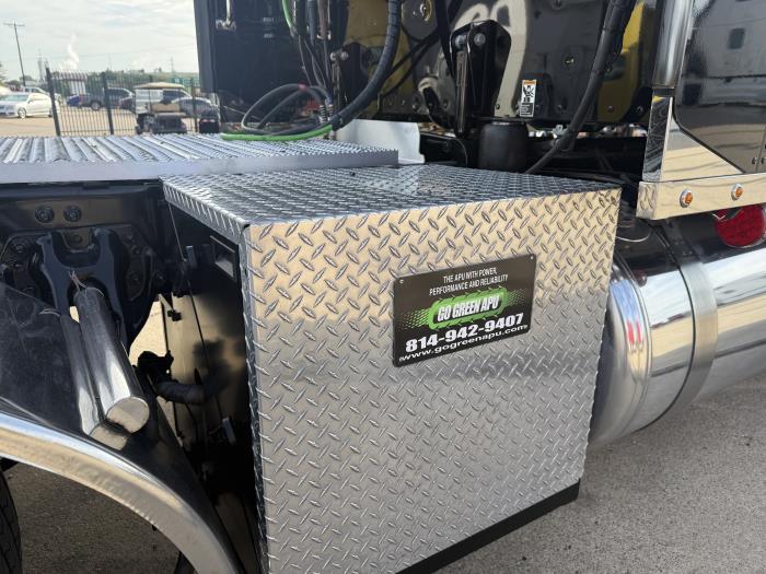 2022 Peterbilt 389-4