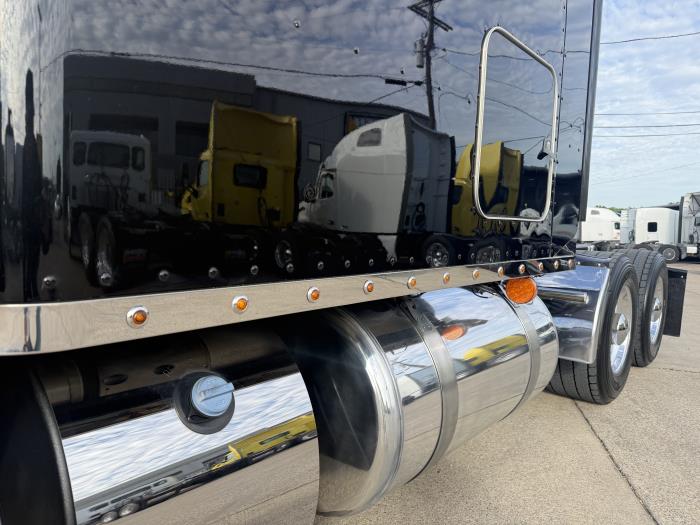 2022 Peterbilt 389-33