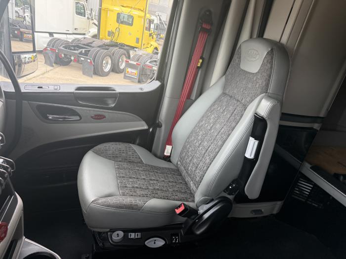 2022 Peterbilt 579-9