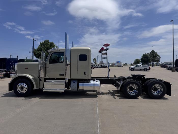2027 Peterbilt 589-2