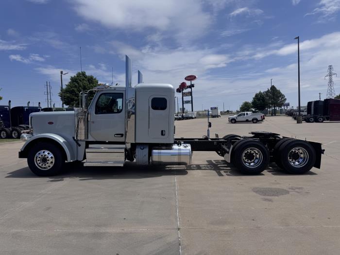 2027 Peterbilt 589-2