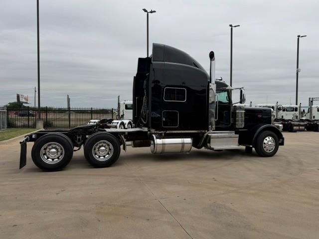 2022 Peterbilt 389-8