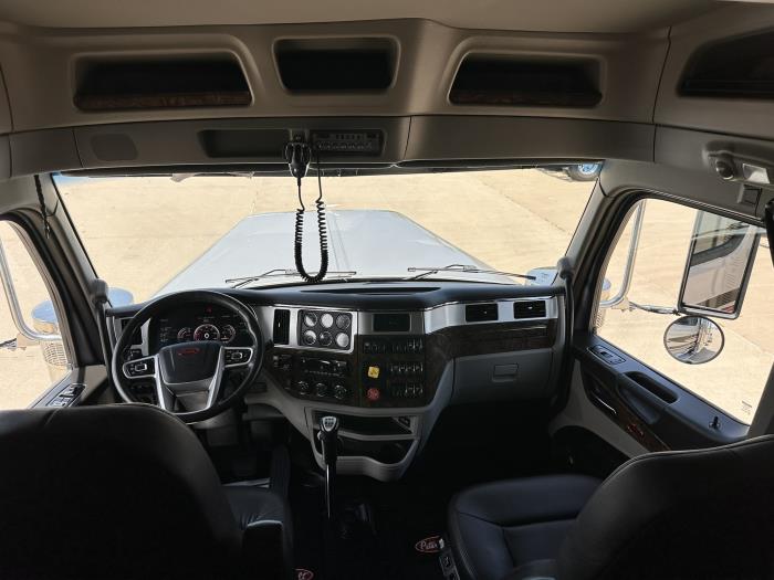 2025 Peterbilt 589-10