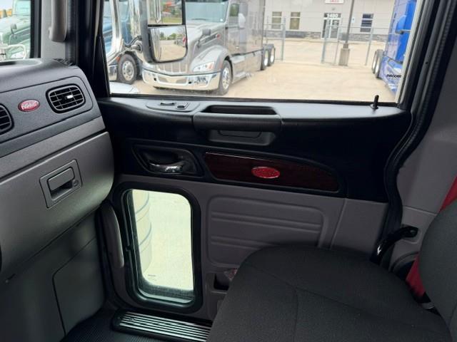 2022 Peterbilt 389-32