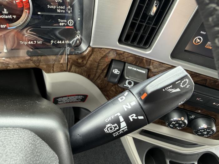 2027 Peterbilt 589-18