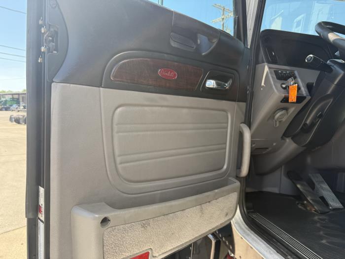 2022 Peterbilt 389-16