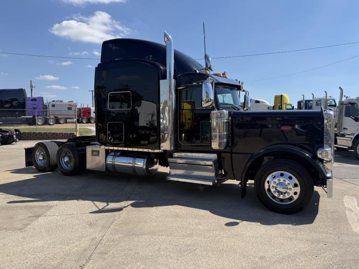 2022 Peterbilt 389-25
