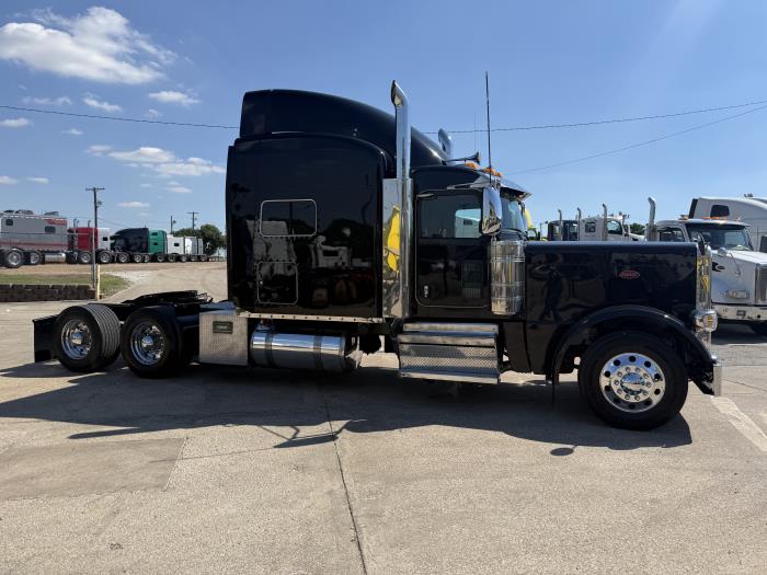 2022 Peterbilt 389-26
