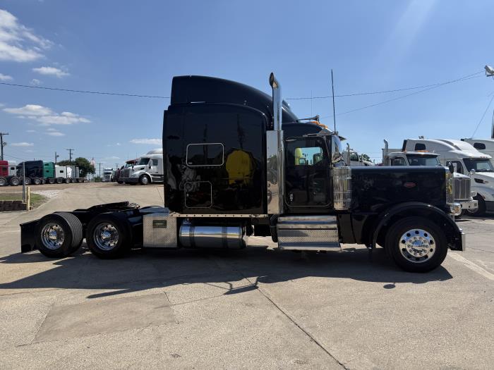 2022 Peterbilt 389-27