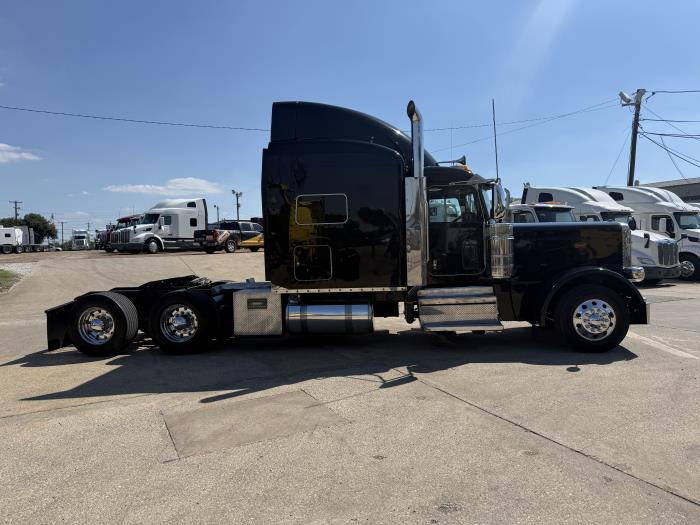 2022 Peterbilt 389-28