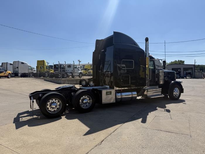 2022 Peterbilt 389-32