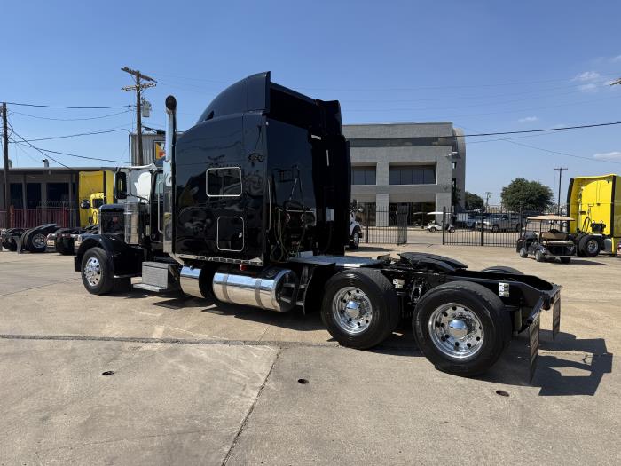 2022 Peterbilt 389-38