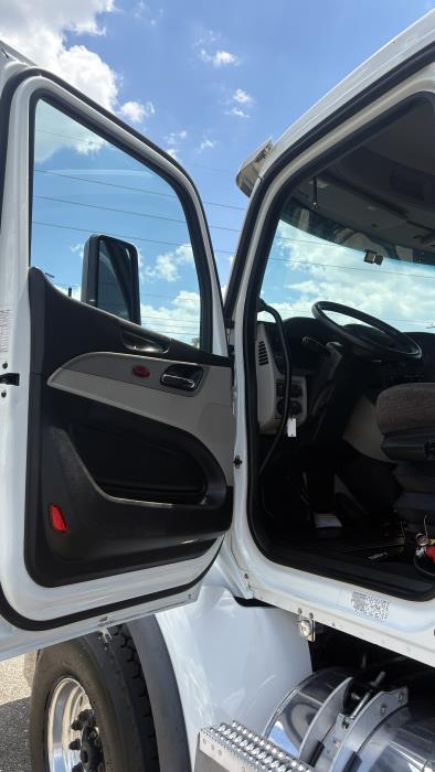 2025 Peterbilt 567-8