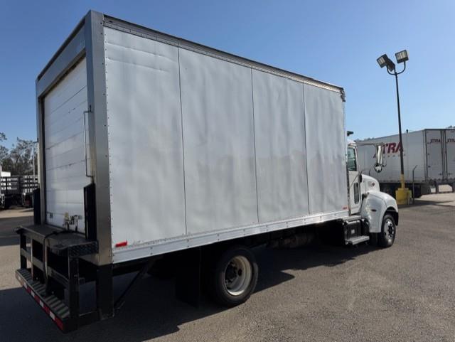 2018 Peterbilt 325-4