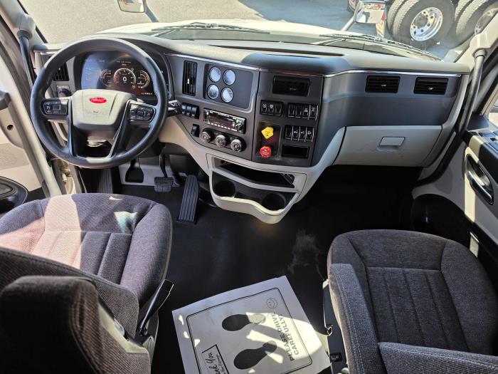 2022 Peterbilt 579-9
