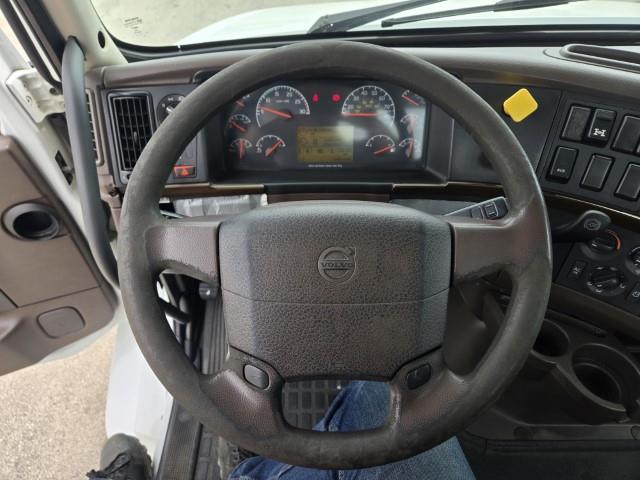 2016 Volvo VNL64T300-9