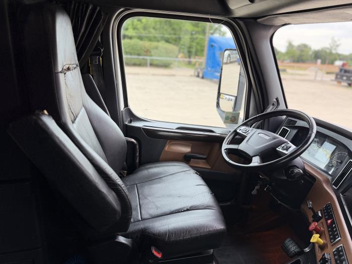 2022 Freightliner Cascadia-21