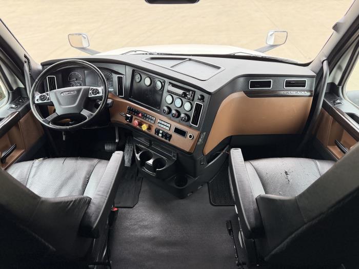 2022 Freightliner Cascadia-24