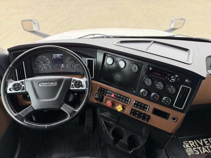 2022 Freightliner Cascadia-26