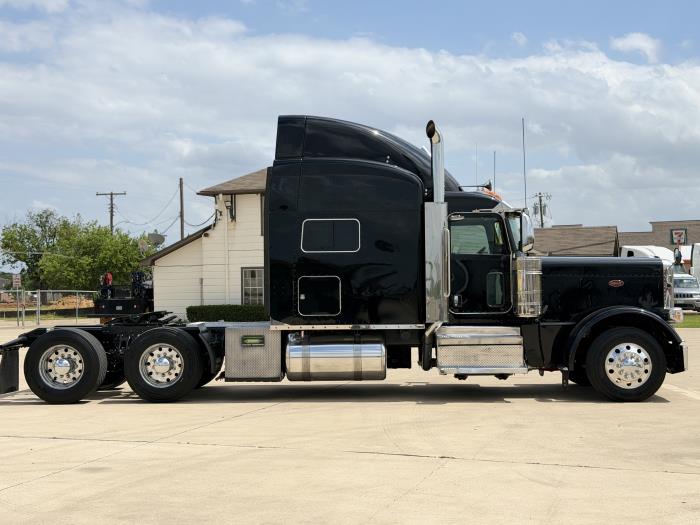 2022 Peterbilt 389-4