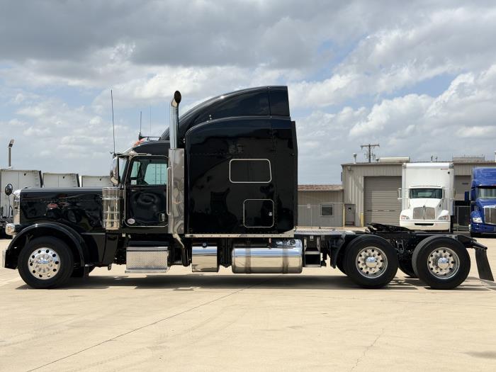 2022 Peterbilt 389-8
