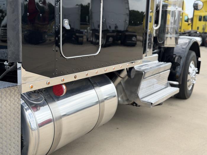 2022 Peterbilt 389-17