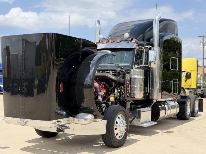 2022 Peterbilt 389-18