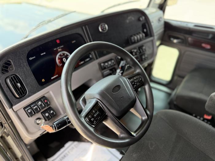 2022 Peterbilt 389-27