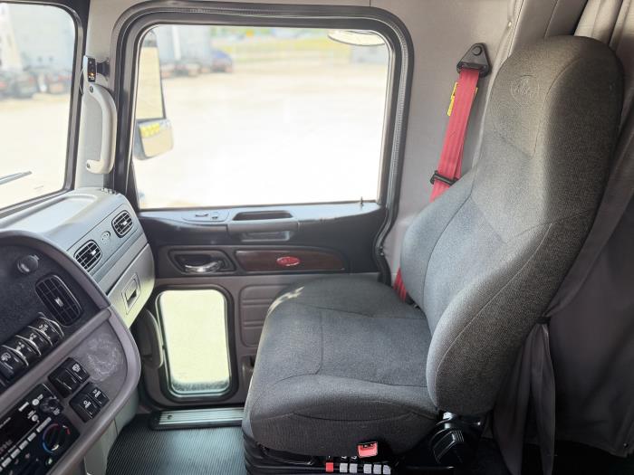 2022 Peterbilt 389-28