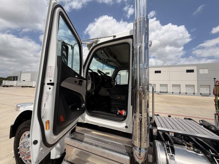 2027 Peterbilt 589-16