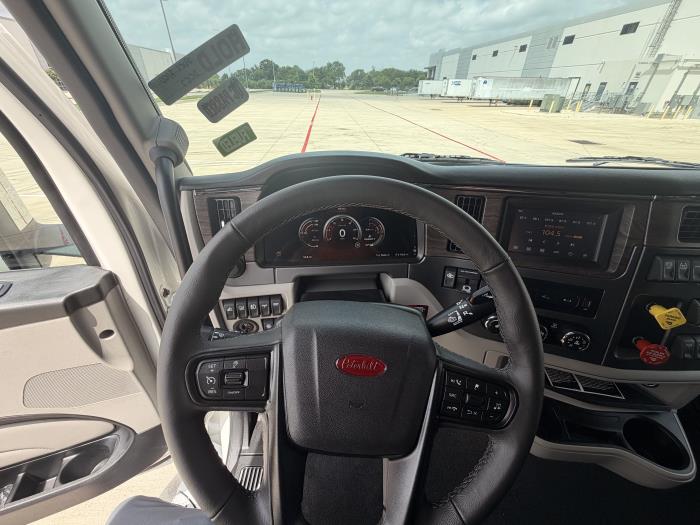 2027 Peterbilt 579-16