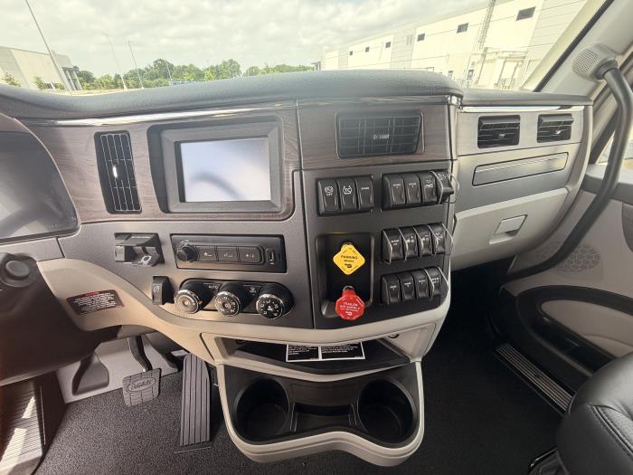 2027 Peterbilt 579-17