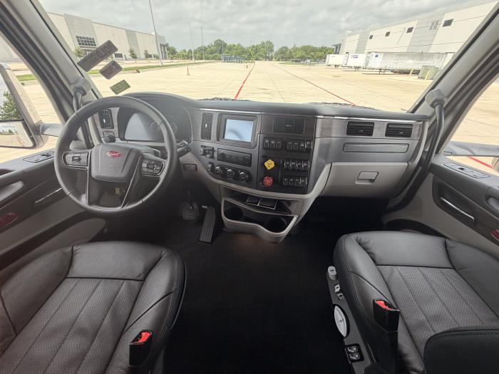 2027 Peterbilt 579-22