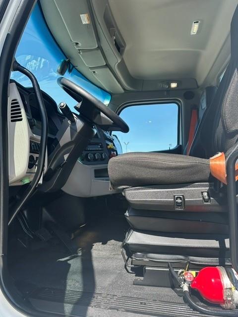 2023 Peterbilt 579-8