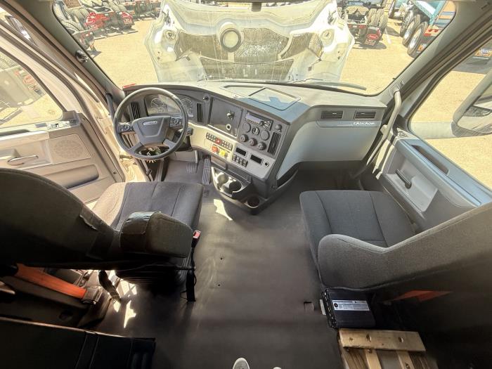 2020 Freightliner Cascadia-11