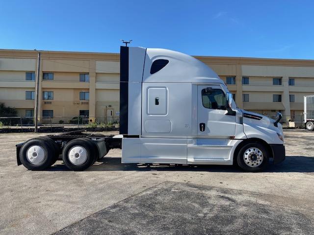 2023 Freightliner Cascadia-8