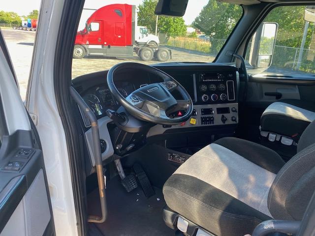 2023 Freightliner Cascadia-15