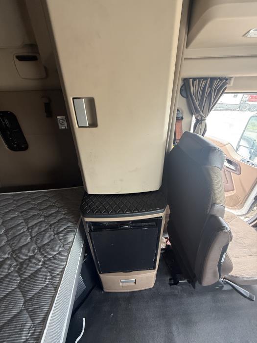 2022 Kenworth T680-11