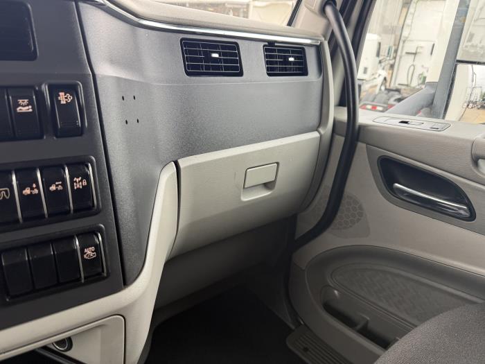 2021 Peterbilt 579-8