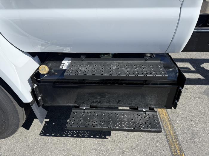 2027 Ford F-650-7