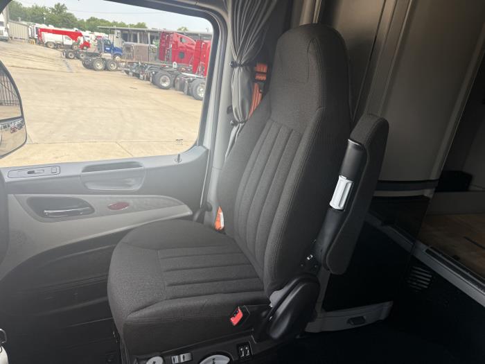 2022 Peterbilt 579-8