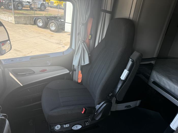2022 Peterbilt 579-8