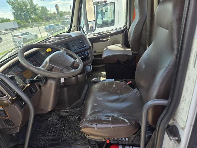 2016 Volvo VNL64T300-6