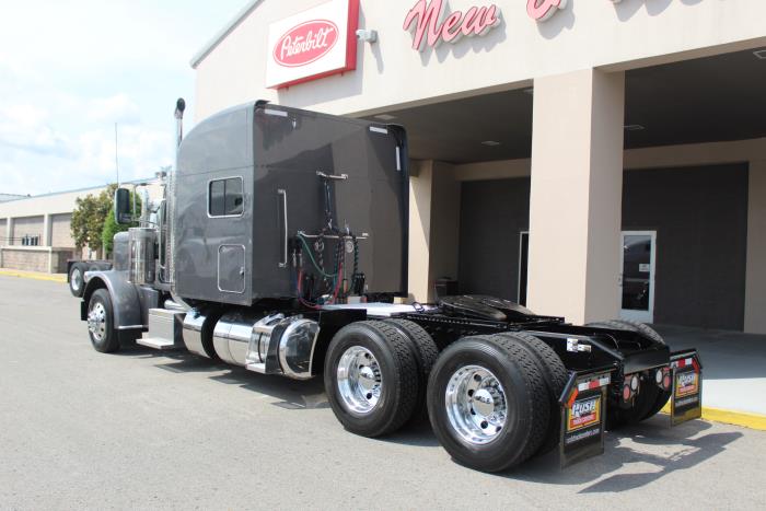 2023 Peterbilt 389-3