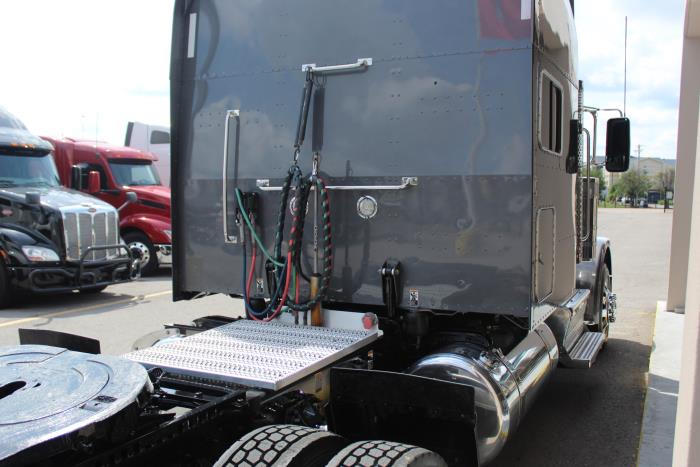 2023 Peterbilt 389-6