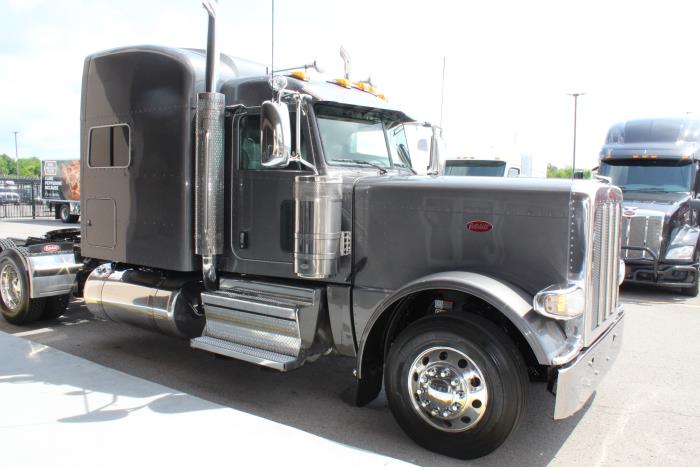 2023 Peterbilt 389-7