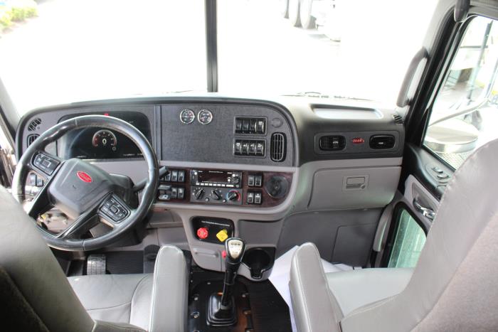2023 Peterbilt 389-15