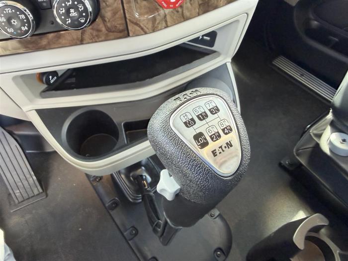 2027 Peterbilt 589-28